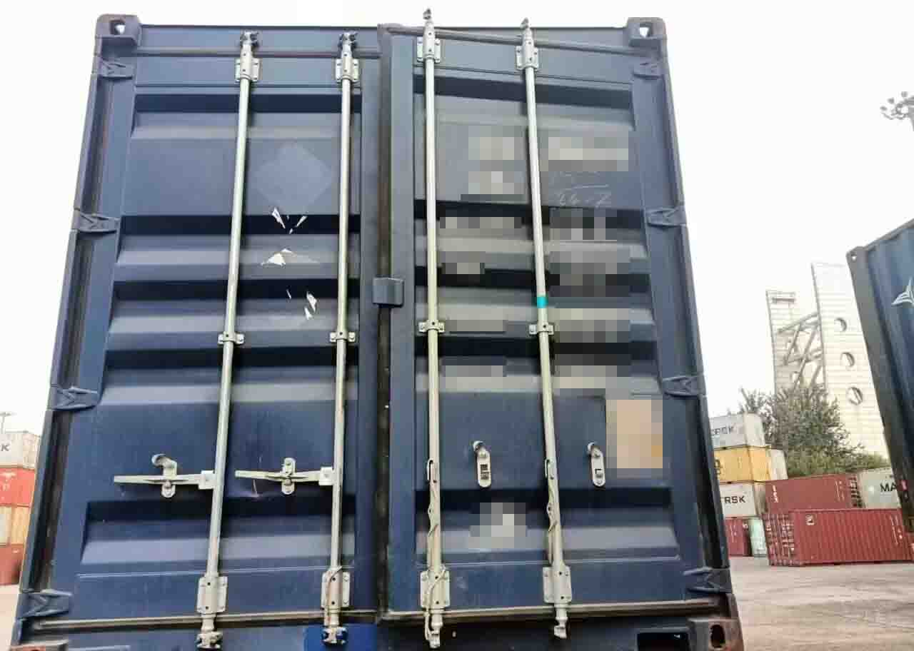 Our team is carefully monitoring the loading process to ensure that each product is configured according to the best placement plan to maximize space utilization and ensure safe transportation 2
